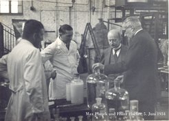 1934: Walter Feißt, Otto Roelen, Max Planck, Franz Fischer, halbtechnische Versuchsanlage zur Benzinsynthese im Kaiser-Wilhelm-Institut für Kohlenforschung