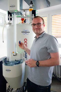 Markus Kochius works in the NMR department at the institute, where he analyzes compound structures and manages various responsibilities, including roles in the works council and fire brigade