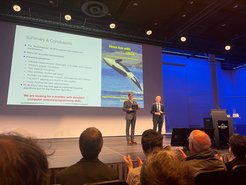 Frank Neese auf der Bühne der WATOC mit der Schrödinger Medaille und WATOC Präsident Professor Peter Gill.
