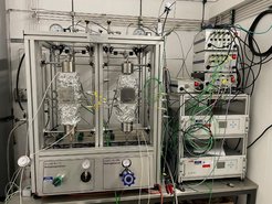 Komplexes Laborgerät mit Drähten und Messinstrumenten.