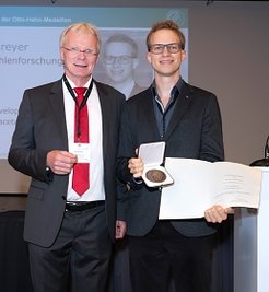 Otto-Hahn-Medaille für Dr. Lucas Schreyer