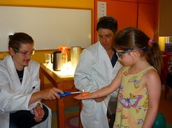Experimentiervormittag im Kindergarten: Vorschulkinder auf Tuchfühlung mit Trockeneis, Stickstoff und Co.