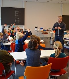 Spannende Experimente mit tiefkalten Gasen beim Science Day der Hölterschule im Max-Planck-Institut für Kohlenforschung:
Zweitklässler gehen auf Tuchfühlung mit Trockeneis, Stickstoff und Co.