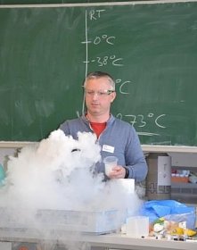 Spannende Experimente mit tiefkalten Gasen bei der MINT Woche in der Realschule Broich