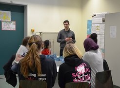 MPI trifft Gustav-Heinemann Gesamtschule: Schüler experimentieren mit Doktoranden des Forschungsinstituts