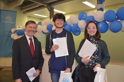 Christian Lehmann gemeinsam mit Ferdinand Schicke und Marie-Kathrine Skvirski vom Gymnasium Essen-Werden.