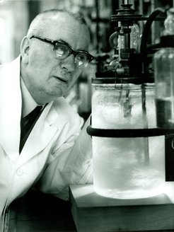 Karl Ziegler mit Versuchsanordnung zum Niederdruck-Polyethylen-Verfahren, 1955