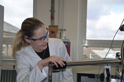 Hilke Petersen untersucht den Ablauf von Katalyseprozessen.
