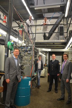 In the pilot plant of the MPI für Kohlenforschung: (from left) Dr. Nils Theyssen, Prof. Dr. Tobias Ritter, Sven Werner, Dr. Frank Steinfort, above: Daniel Dotzauer (left) and Niklas Fuhrmann