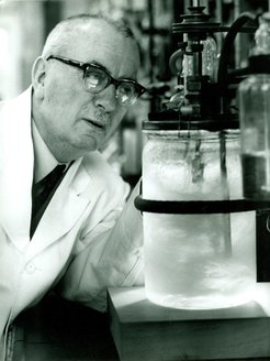 Karl Ziegler with scientific experimental set-up to low-pressure polyethylene process, 1955