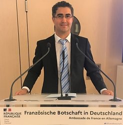 PD Dr. Harun Tüysüz bei der Preisverleihung in der Französischen Botschaft in Berlin