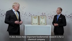Ferdi Schüth übergibt die Nobelpreis-Urkunde an Evonik-Forschungsleiter Andreas Fischer