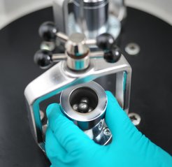 Der Mahlprozess in einer Kugelmühle aktiviert einen Katalysator so, dass er die Synthese von Ammoniak bei viel niedrigerer Temperatur und geringerem Druck vermittelt, als sie im etablierten Haber-Bosch-Verfahren nötig sind.