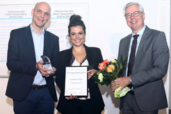 Dr. Roberta Properzi received the KOFO-Doctoral Prize 2020 from her supervisor Ben List (left) and Walter Leitner (right)
