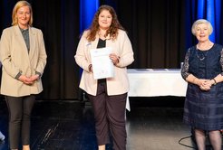 Nadine Sauerborn (Mitte) mit IHK-Präsidentin Jutta Kruft-Lohrengel (rechts) und Hauptgeschäftsführerin Kerstin Groß