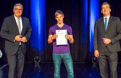 Philipp Schlathölter (middle) at the IHK ceremony with Martin Unterschemmann (r.) and Franz Roggemann