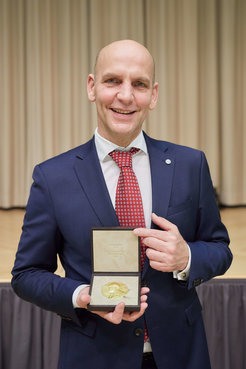 Benjamin List hat im Harnack-Haus der Max-Planck-Gesellschaft in Berlin den Nobelpreis für Chemie überreicht bekommen.