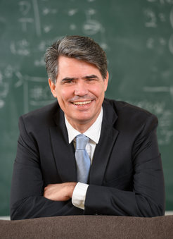 Great honor for MPI director Frank Neese - he is awarded the Schrödinger medal 2022