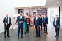 The directors of the institute received Hendrik Wüst, prime minister of North Rhine-Westfalia (2nd on the left), and Isabel Pfeiffer-Poensgen, Minister for Scientific Affairs (3rd on the left).
