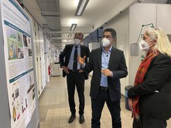 Harun Tüysüz explains the work of his research group to the Minister of Scientific Affairs and her colleague.