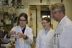 Unter der Anleitung von Andre Pommerin, Techniker in der Abteilung für Heterogene Katalyse, konnten die Mädchen eigene Experimente durchführen.