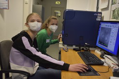 Spannende Einblicke gab es für die Schülerinnen am Elektronenmikroskop.