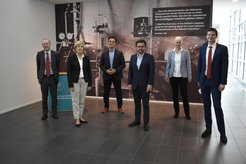 Prof. Dr. Alois Fürstner (left), Dr. Verena Schultz-Coulon (second on the right) and Prof. Dr. Tobias Ritter (right) discussed the value of basic research with representatives of the regional Social Democrat Party.