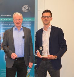 Steffen Reichle (left) and Julius Hillenbrand (right) received the Thiel Award of the Max-Planck-Institut für Kohlenforschung.