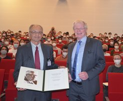 Prof. Dr. David Milstein (links) mit Prof. Ferdi Schüth, Geschäftsführender Direktor am MPI