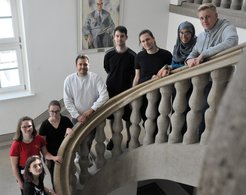 Ausbildungsleiterin Laila Sahraoui (zweite von rechts) mit den neuen Auszubildenden am Max-Planck-Institut für Kohlenforschung.