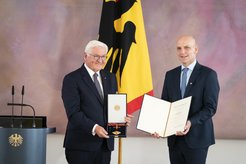 Bundespräsident Frank-Walter Steinmeier überreicht Benjamin List das Große Verdienstkreuz mit Stern.