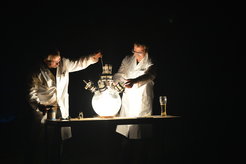 Bei der Experimentalvorlesung in der Freilichtbühne werden spannende Versuche vorgeführt.