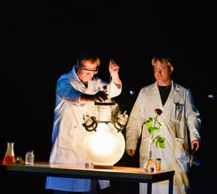 Halten die Experimentalvorlesung gemeinsam mit Ferdi Schüth (von links): Dr. Wolfgang Schmidt und Andre Pommerin.