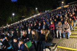 Die rund 2000 Zuschauerinnen und Zuschauer sind begeistert.