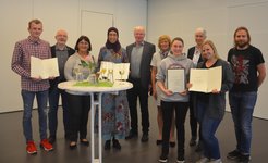 Engagieren sich für die herausragende Ausbildung an den Mülheimer Max-Planck-Instituten: v.li.n.re: KOFO-Azubipreisträger René Rotthaus, Prof. Wolfgang Schrader, Sigrid Lutz, Laila Sahraoui (Ausbildungsleitung MPI KOFO), Prof. Dr. Ferdi Schüth, Petra Wedemann, CEC-Azubipreisträgerin Sophie von Buttlar, Dr. Verena Schultz-Coulon (Verwaltungsdirektorin MPI KOFO), Nina Breuer und Tobias Stamm (Teil des Ausbildungsteams am MPI CEC)