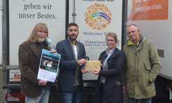 Spendenübergabe von der Experimentalvorlesung: v. l. n. r.: Peter-Michael Schüttler (Regler e.V.), Dominik Schreyer (Diakoniewerk Arbeit & Kultur), Isabel Schiffhorst (MPI für Kohlenforschung), Hans-Uwe Koch (Regler e.V.)
