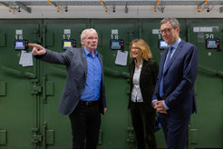 Ferdi Schüth, geschäftsführender Direktor der Kohlenforschung, führt Simone Schwanitz und Patrick Cramer über das Campusgelände.