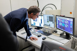 Patrick Cramer lässt sich unter anderem auch die Elektronenmikroskopie zeigen.
