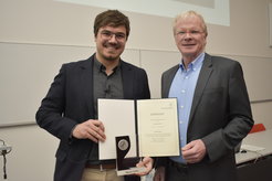 Prof. Ferdi Schüth, Managing Director at the institute, hands over the Thiel Award 2022 to Manuel Scharf.