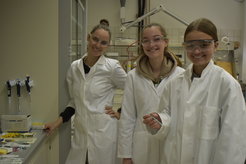 MPI scientist Julia Lingnau (left) explains her students how NMR works.