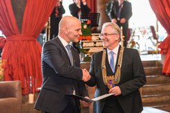Mülheim's Mayor Marc Buchholz hands over the Honorary Citizenship to Prof. Benjamin List.