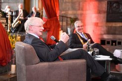 Prof. Ferdi Schüth and Mayor Marc Buchholz in a friendly chat about their common friend Benjamin List.