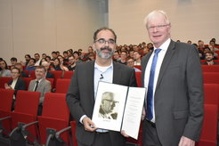 Dean Toste (left) with the Karl Ziegler Lecture award certificate handed out by MPI Director Ferdi Schüth