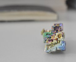 Bismut in seiner kristallinen Form. Lange Zeit hat sich in der Chemie kaum jemand für die katalytischen Eigenschaften des Metalls interessiert.