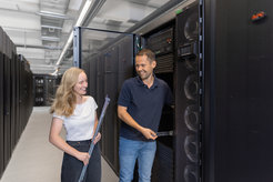 Der reibungslose Ablauf von exzellenter Forschung ist ohne moderne Computertechnik undenkbar und auch in unserer Verwaltung sind Rechner mit entsprechender Software nicht mehr wegzudenken. Unser IT-Team ist dazu da, die Systeme zu planen und konfigurieren, Fehler zu beheben und Anwender zu betreuen.