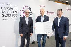 Harald Schwager (left) and Ralph Marquardt (right) hand over the Bergius Lecture Certificate to Prof. Benjamin List.