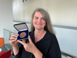 Prof. Dr. Claudia Weidenthaler freut sich über ihre Auszeichnung.