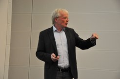 Ferdi Schüth gives a talk about the future of energy.
