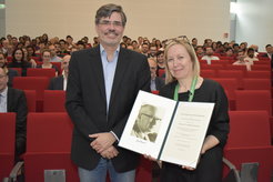 Frank Neese hands over the Karl Ziegler certificate to Guest Professor Véronique Gouverneur from the University of Oxford.