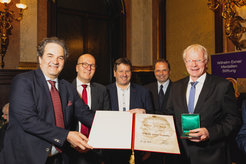 Vlnr: Stefan Radel (Vorsitzender der WEM Stiftung), Rupert Pichler (in Vertretung der Bundesministerin Leonore Gewessler), Peter Lieber (Präsident des Österreichischen Gewerbevereins (als Stifter)), Phlipp Bodzenta (Vorstand der Stiftung), Ferdi Schüth,